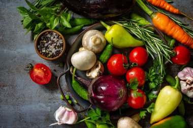 Organik gıda arka planı. Çeşitli çiğ organik sebzeler, sağlık