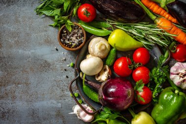 Organik gıda arka planı. Çeşitli çiğ organik sebzeler, sağlık