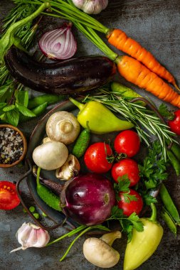 Organik gıda arka planı. Çeşitli çiğ organik sebzeler, sağlık