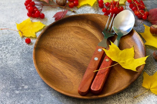 Configuração da mesa de outono. Conjuntos de mesa de Ação de Graças ou colheita de outono — Fotografia de Stock