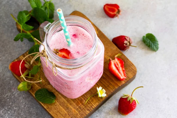 Batido de yogur de fruta de fresa o batido de leche en frasco de vidrio en un —  Fotos de Stock