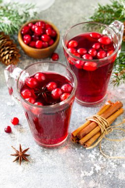 Noel içkileri. Kızılcık ve tarçınlı sıcak kış içeceği