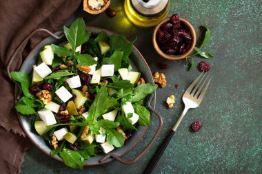 Diyet menüsü, vejetaryen yemeği. Roka peynirli sağlıklı bir salata.