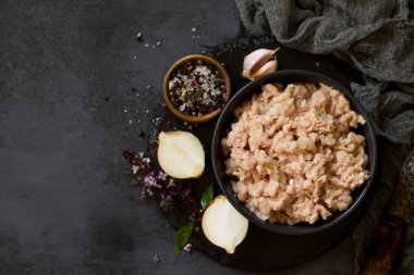 Kıyma ve bir kapta kıyma pişirmek için malzemeler