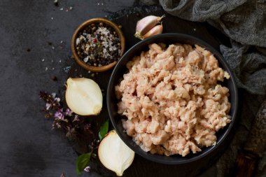 Kıyma ve bir kapta kıyma pişirmek için malzemeler