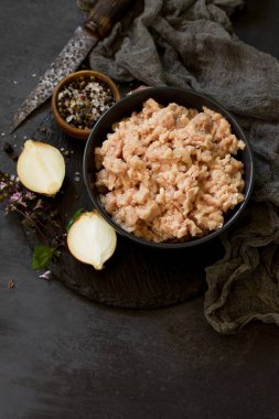 Kıyma ve bir kapta kıyma pişirmek için malzemeler