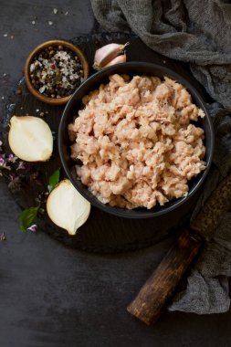 Kıyma ve bir kapta kıyma pişirmek için malzemeler