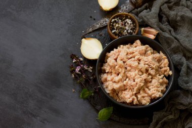 Kıyma ve bir kapta kıyma pişirmek için malzemeler