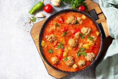 İspanyol ve Meksika yemekleri, Albondigas. Sıcak güveç ve domates çorbası.