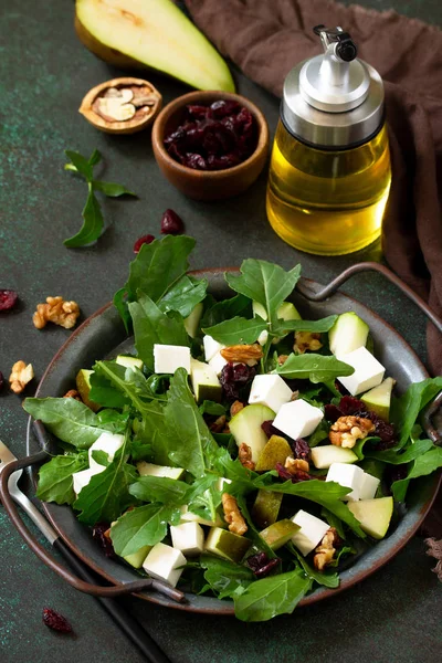 Diett meny, veganmat. En sunn salat med arugula, fetaost – stockfoto