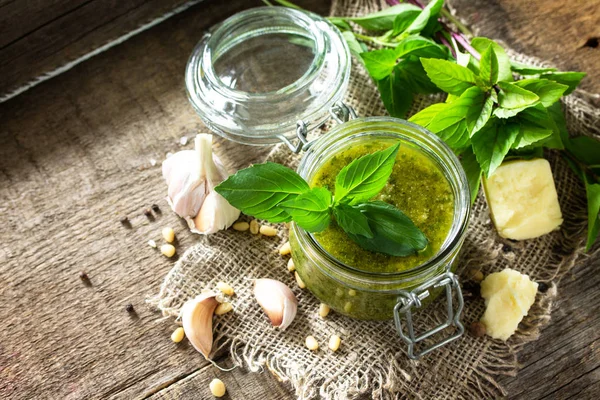 Healthy Italian cuisine. Green pesto sauce with ingredients on r — Stock Photo, Image