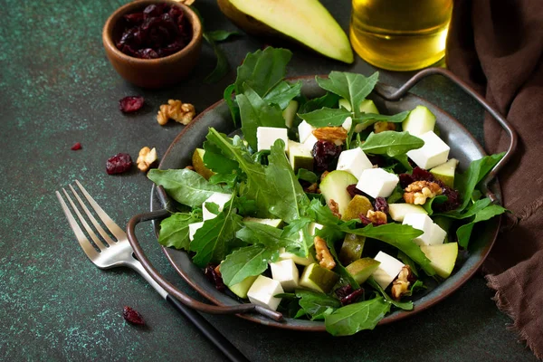 Diett meny, veganmat. En sunn salat med arugula, fetaost – stockfoto