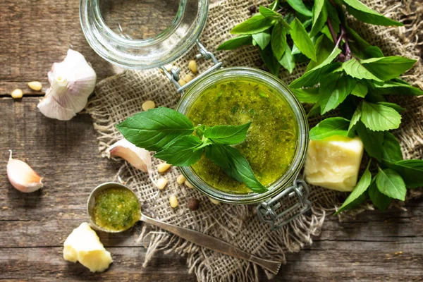 Healthy Italian cuisine. Green pesto sauce with ingredients on r — Stock Photo, Image