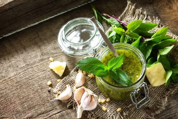 Cuisine italienne saine. Sauce au pesto vert avec ingrédients sur r — Photo