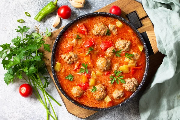 Comida española y mexicana - Albondigas. Sopa de tomate estofado caliente con —  Fotos de Stock