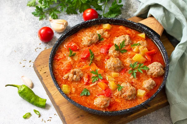 Испанская и мексиканская кухня - Albondigas. Горячий томатный суп с — стоковое фото