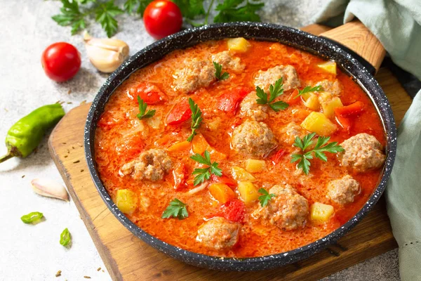 Испанская и мексиканская кухня - Albondigas. Горячий томатный суп с — стоковое фото