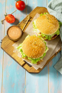 Amerikan sokak yemekleri. Fast food. Ev yapımı hamburger.