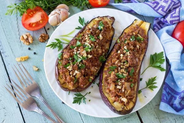 Jantar saudável. Um lanche. Recheado com carne picada e legumes e — Fotografia de Stock