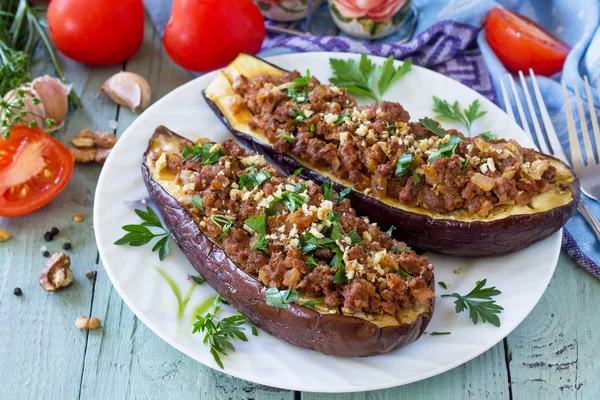 Jantar saudável. Um lanche. Recheado com carne picada e legumes e — Fotografia de Stock