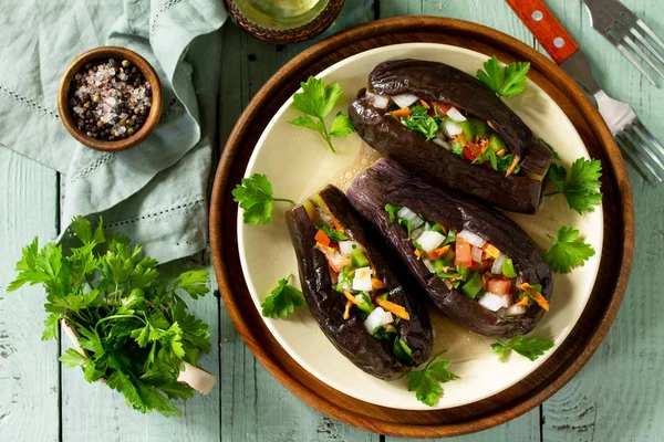 En sund middag. Snack. Fyldt med grøntsager aubergine på woode - Stock-foto