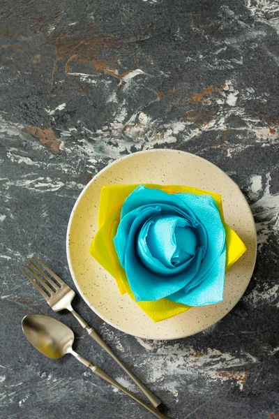 Renkli kağıt peçetelerden dekoratif bir çiçek. c ile tablo ayarı — Stok fotoğraf