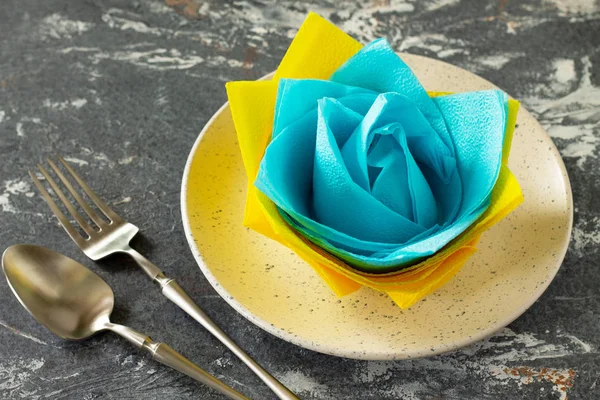 Fleur décorative de serviettes en papier coloré. Réglage de table avec c — Photo