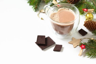 Çikolatalı ve Noel kompozisyonlu kakao içeceği. İzole et