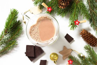 Çikolatalı ve Noel kompozisyonlu kakao içeceği. İzole et