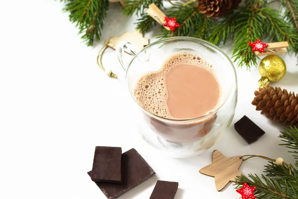 Kakaó ital csokoládéval, karácsonyi kompozícióval. Izolátum — Stock Fotó