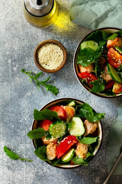 Smakfull og sunn laks Grillet salat med agurk, tomater , – stockfoto