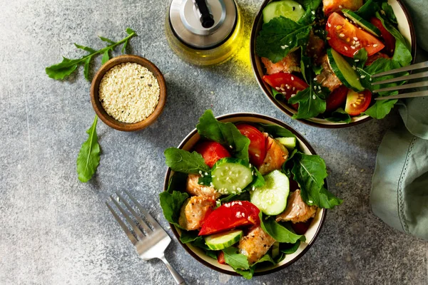Вкусный и здоровый салат на гриле с огурцом, помидорами , — стоковое фото