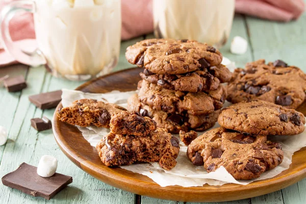 Sült karácsonyi sütik. Házi készítésű csokoládé Chip cookie-k egy i — Stock Fotó