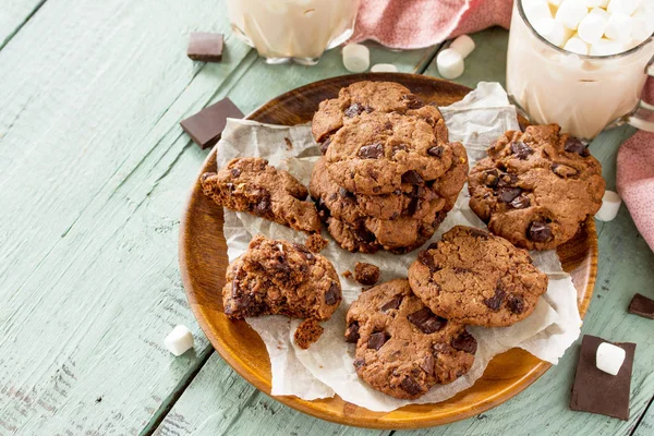 Sült karácsonyi sütik. Házi készítésű csokoládé Chip cookie-k egy i — Stock Fotó