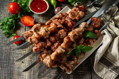 Yaz Barbeküsü menüsü. Köy ahşabı masada ızgara et şişleri..