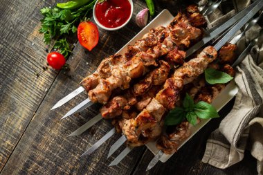 Yaz Barbeküsü menüsü. Köy ahşap masada ızgara et şişleri. Üst görünüm düz arkaplan. Boşluğu kopyala.