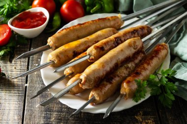 Yaz Barbeküsü menüsü. Köy ahşap masada ızgara sosis.. 