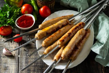 Yaz Barbeküsü menüsü. Köy ahşap masada ızgara sosis. Boşluğu kopyala.