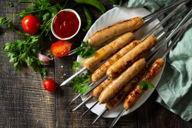 Yaz Barbeküsü menüsü. Köy ahşap masada ızgara sosis. Üst görünüm düz arkaplan. Boşluğu kopyala.