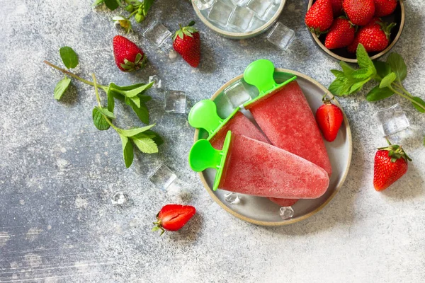 Homemade Strawberry Frozen Fruit Juice Ice Cream Popsicles Light Stone — Stock Photo, Image