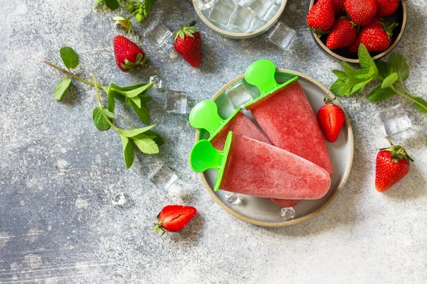 Jugo Fruta Congelado Fresa Casero Helados Paletas Helado Una Mesa — Foto de Stock