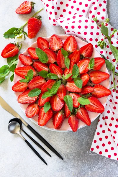 Γλυκό Καλοκαιρινής Δίαιτας Τσιζκέικ Χωρίς Ψήσιμο Φράουλα Cheesecake Μια Σοκολάτα — Φωτογραφία Αρχείου