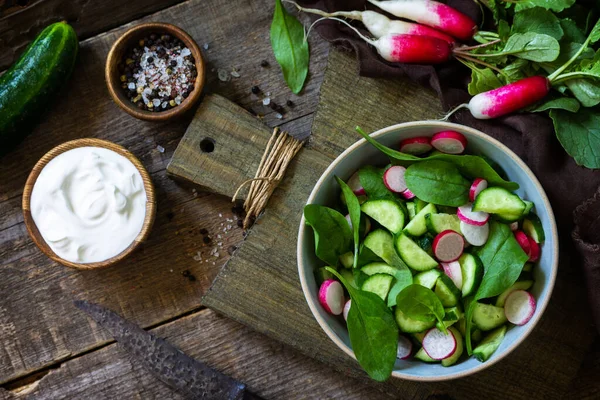 Comida Vegetariana Saudável Salada Vegetal Vegetariana Espinafre Rabanete Pepino Fresco — Fotografia de Stock