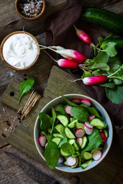 Comida Vegetariana Saudável Salada Vegetal Vegetariana Espinafre Rabanete Pepino Fresco — Fotografia de Stock