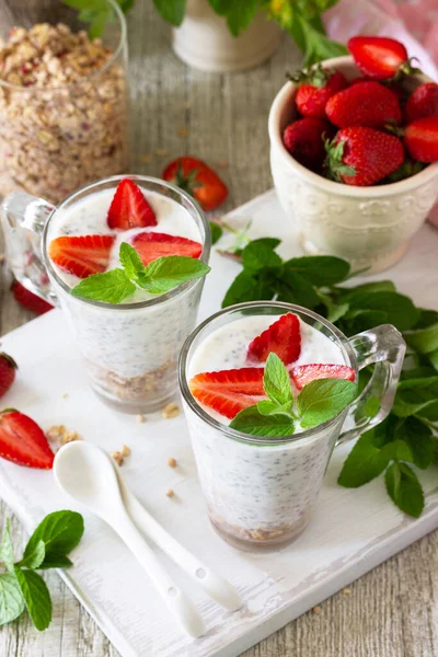 Gezond Eten Concept Ontbijt Aardbeienparfait Met Yoghurt Chia Zaden Zelfgemaakte — Stockfoto