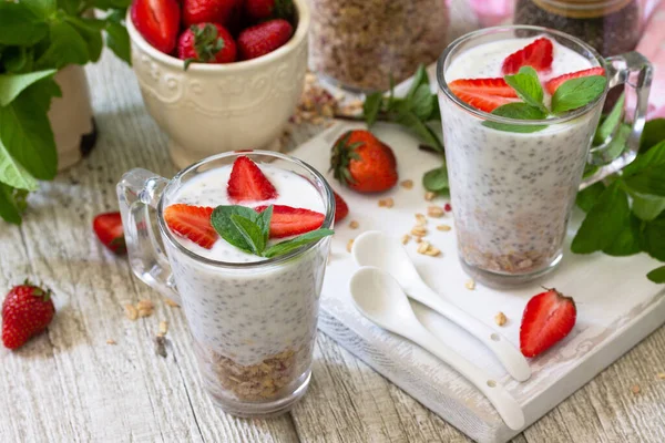 Zdravé Stravování Koncepce Snídaně Jahodový Parfait Jogurtem Chia Semínky Domácí — Stock fotografie