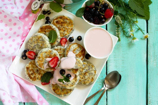 Desayuno Verano Panqueques Caseros Requesón Con Semillas Amapola Salsa Crema —  Fotos de Stock