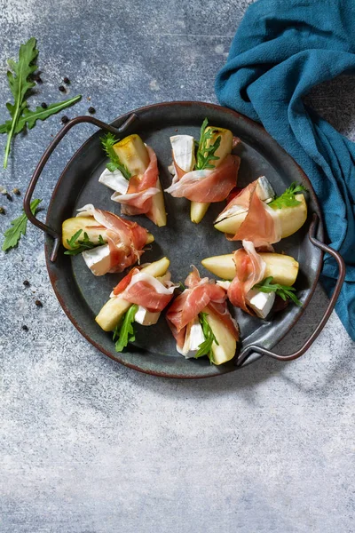 Zomer Snacks Peer Voorgerecht Met Jamon Arugula Brie Kaas Een — Stockfoto