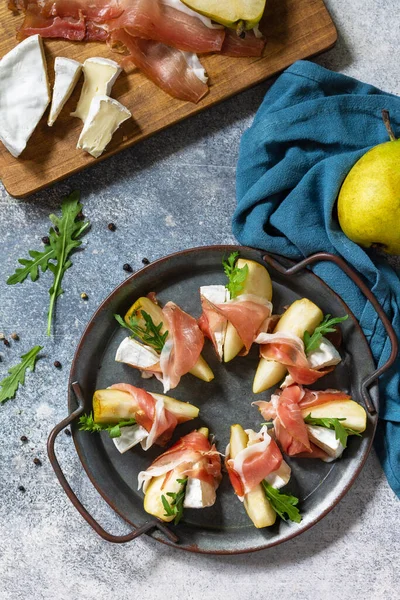 Zomer Snacks Peer Voorgerecht Met Jamon Arugula Brie Kaas Een — Stockfoto