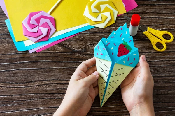 Den Händen Eines Kindes Origami Papiereis Auf Einem Holztisch Kinderkunstprojekt — Stockfoto